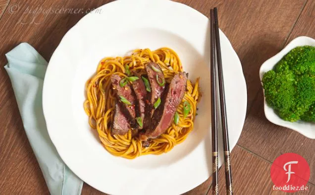 Gegrilltes Rindfleisch nach thailändischer Art mit Nudeln