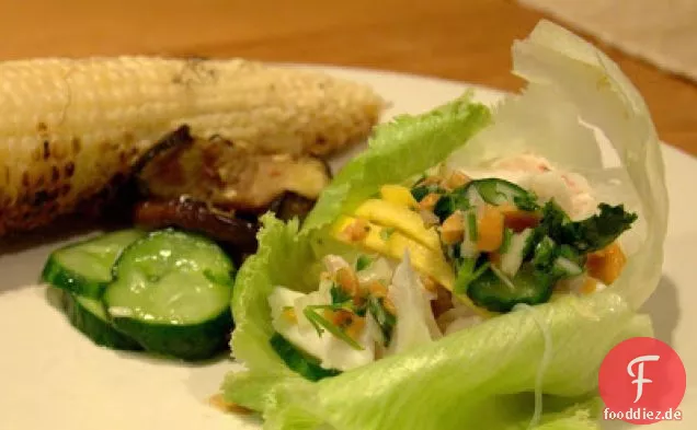 Salat Wraps mit Kabeljau, Gurkensalat, Erdnuss Relish und Nuoc