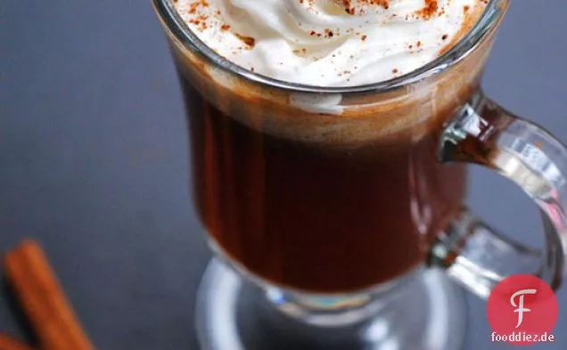 Kaltwetter-Cocktail mit gebuttertem Rum