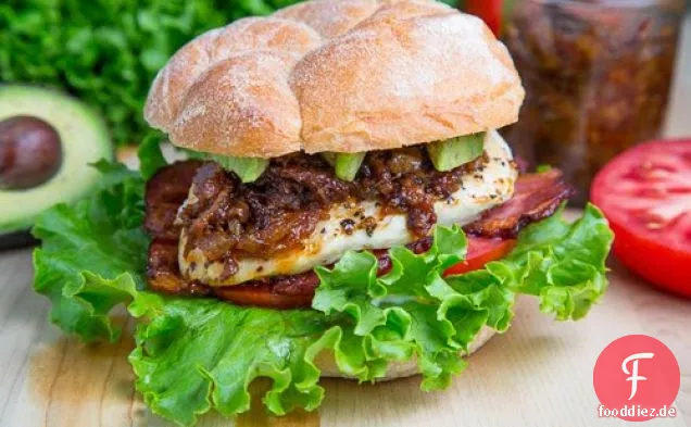 Bacon Jam Chicken Club Sandwich mit Avocado und Chipotle Mayo