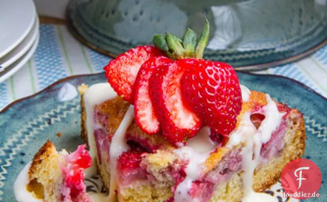 Erdbeeren und Sahne Kaffeekuchen mit Vanille-Frischkäse-Glasur