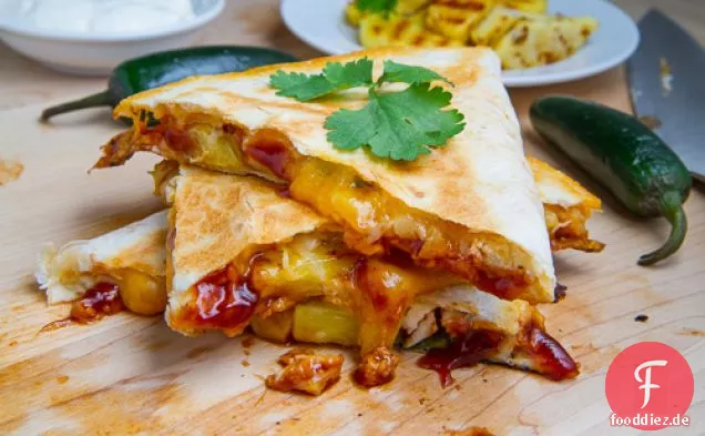 BBQ-Huhn und Ananas Quesadillas