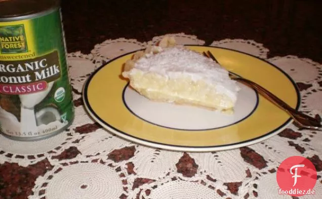 Kokoscreme-Torte mit geschlagenem Kokosmilch-Topping