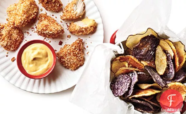 Chicken Nuggets mit knusprigen Kartoffelchips und Honigsenf