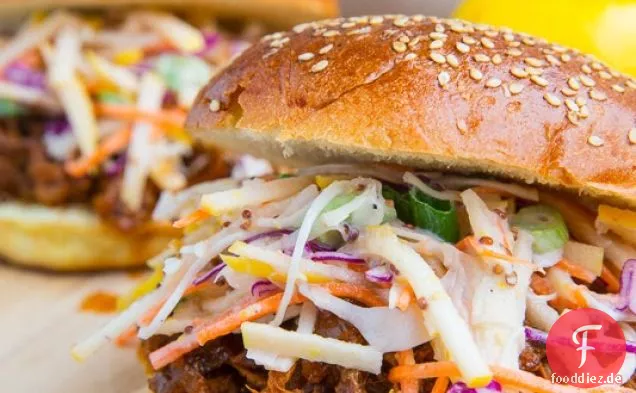 Apple BBQ Pulled Chicken Sandwiches mit Apfelsaft