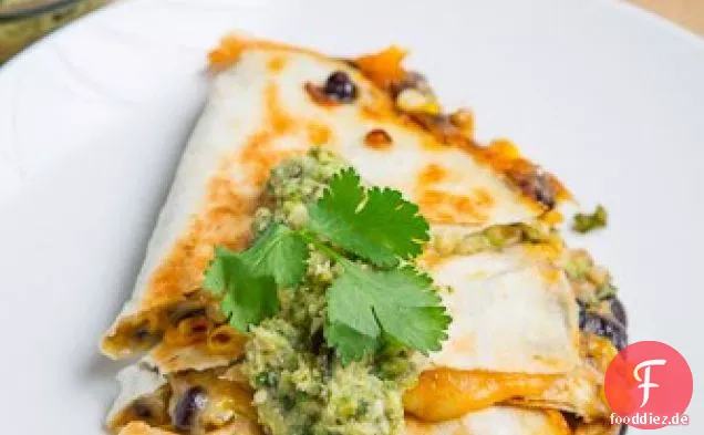 Karamellisierte Mais und Schwarze Bohnen-Quesadillas mit gebratenen Zucchini-Salsa