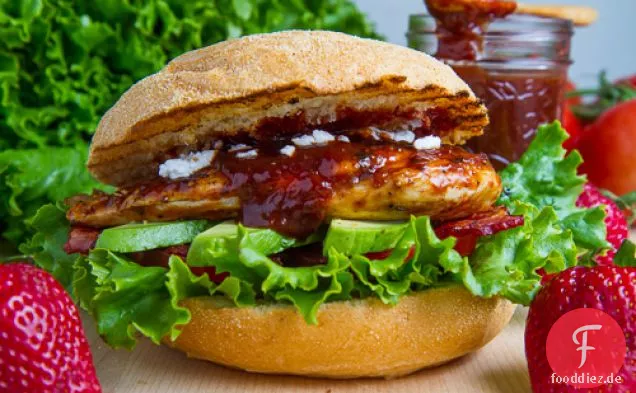 Erdbeer-BBQ-Hühnchen-Club-Sandwich mit Speck, Avocado und Ziegenkäse