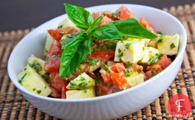 Gewürfelter Caprese-Salat mit Pesto-Dressing