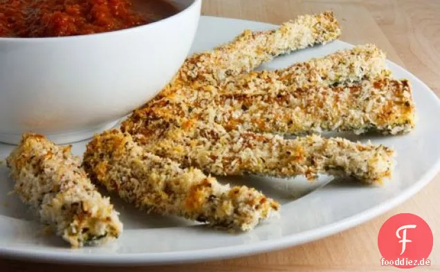 Parmesan Verkrustete Gebackene Zucchini-Sticks mit Marinara-Sauce