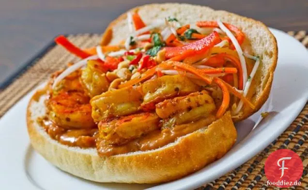 Spicy Peanut Shrimp Sandwich mit Thai-Stil Slaw