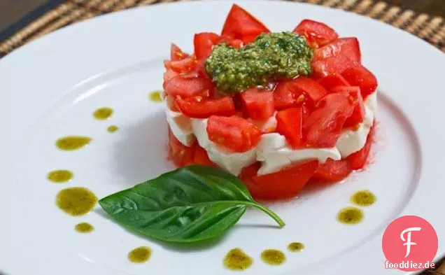 Gewürfelte Tomaten-Mozzarella-Salat