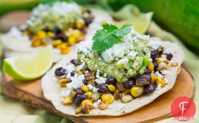 Karamellisierte Mais- und schwarze Bohnen-Tacos mit gebratener Zucchini-Salsa und gerösteter Poblano-Crema