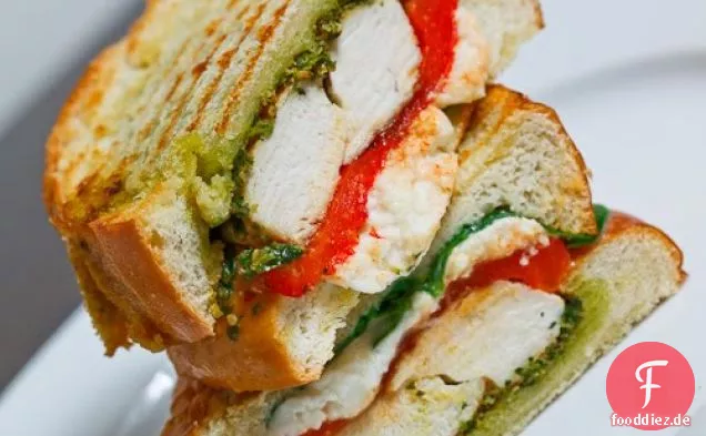 Huhn und Geröstete Paprika-Panini mit Koriander-Pesto und Feta