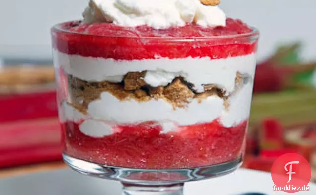 Rhabarber Narr mit Gingersnap Krümel