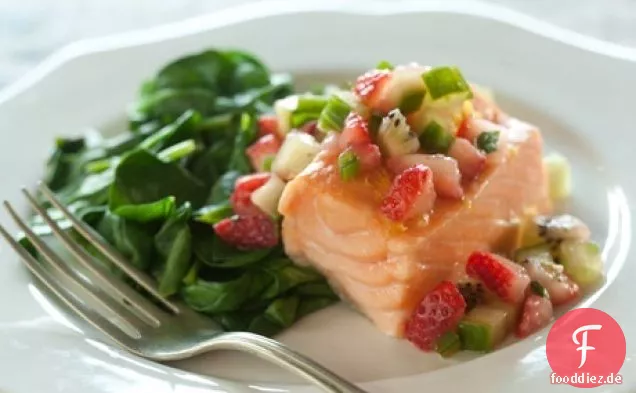 Leicht gebackener Lachs mit verwelktem Spinat und Erdbeersalsa