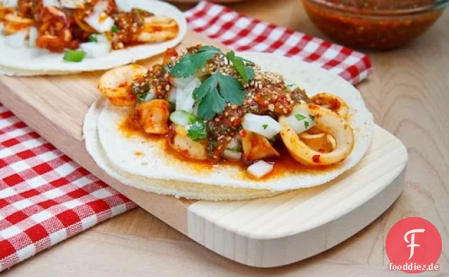 Tintenfisch-Tacos mit Salsa Naranja