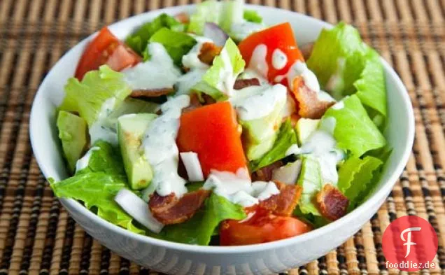 BLT-Salat mit Avocados und Blauschimmelkäse-Dressing