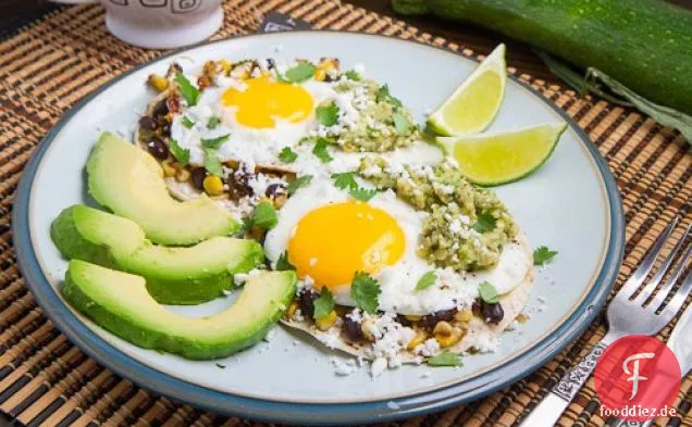 Karamellisierter Mais und schwarze Bohnen Huevos Rancheros mit gebratenen Zucchini Salsa