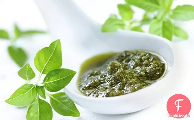 Grundlegendes milchfreies und veganes Pesto