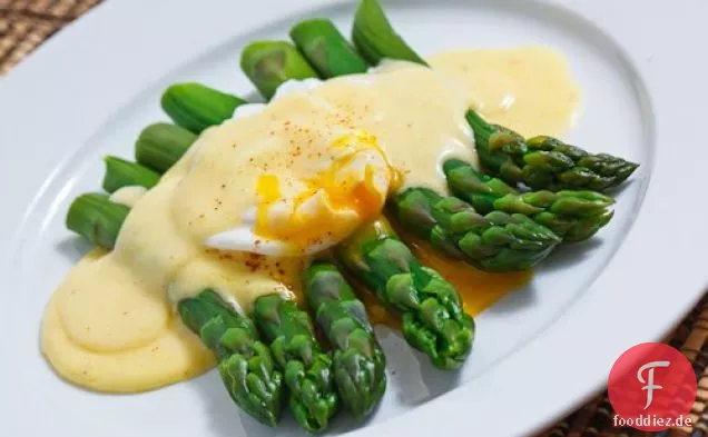 Spargel mit Pochiertem Ei in Sauce Hollandaise
