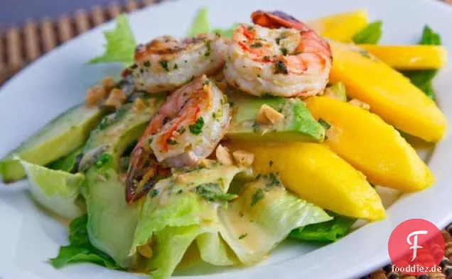 Mango, Avocado und gegrillter Garnelensalat mit Erdnussdressing