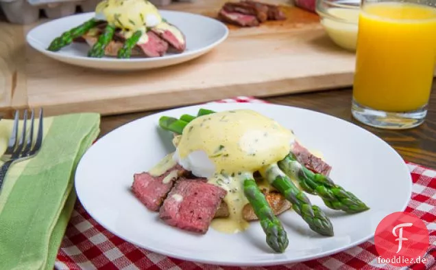 Steak und Eggs Benedict mit Spargel in Bearnaise-Sauce
