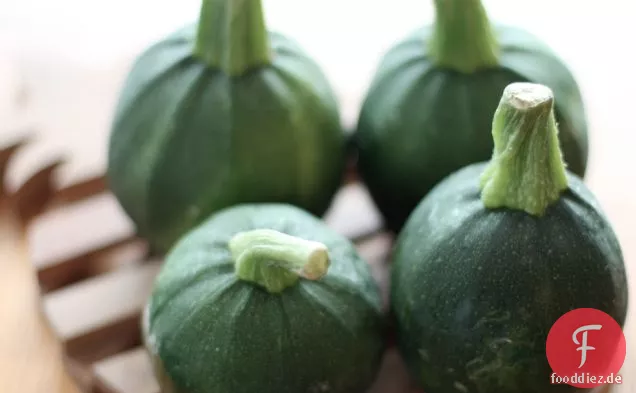 Tomaten, Basilikum Und Feta Gefüllte Zucchini
