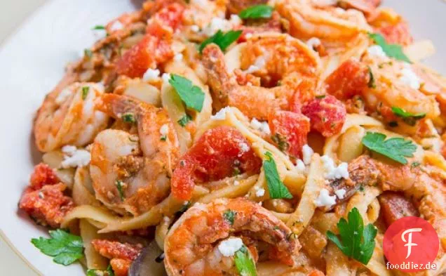 Shrimp Linguine in einer Tomaten-Feta-Sauce (auch bekannt als Shrimp Saganaki Linguine)