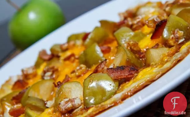 Karamellisiertes Apfel-Cheddar-Omelett mit Speck und kandierten Walnüssen