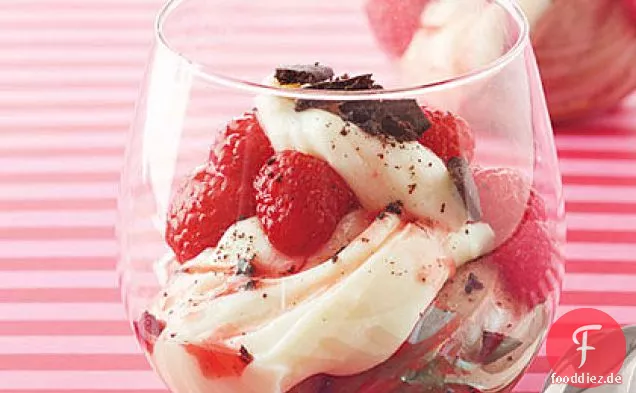 Weiße und dunkle Schokoladenpudding-Parfaits