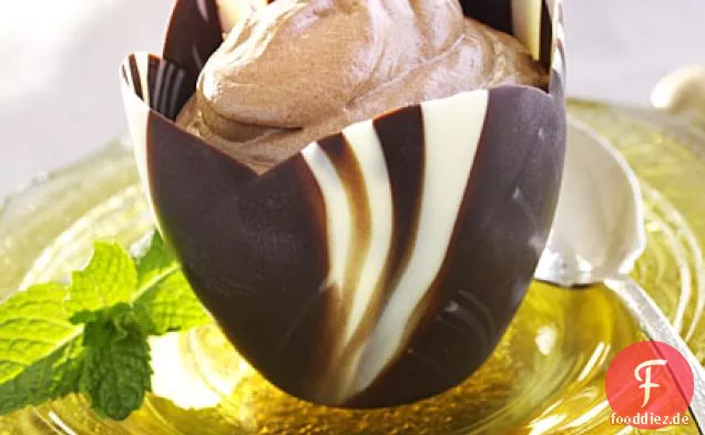 Schokoladenmousse in weißen und dunklen Schokoladenschalen