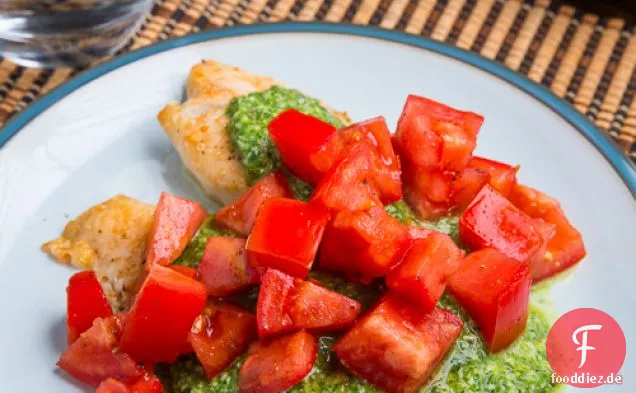 Mit Parmesan verkrustetes Pesto Tilapia Bruschetta