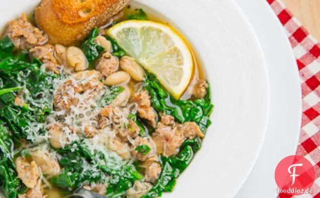Spinat, weiße Bohnen und Putenwurstsuppe