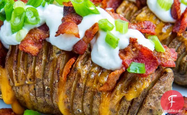 Voll Beladene Hasselback-Kartoffeln