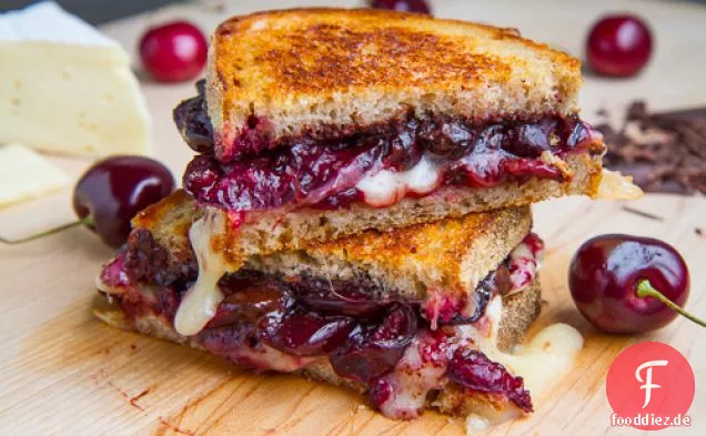 Balsamico gebratene Kirsche, dunkle Schokolade und Brie gegrilltes Käsesandwich