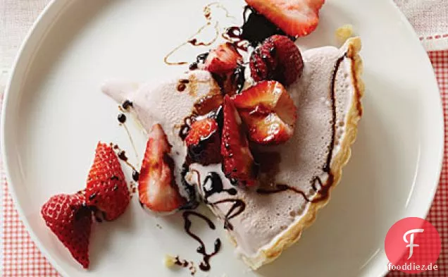 Erdbeer-Frozen-Joghurt-Torte mit Balsamico-Sirup