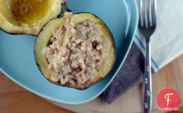 Gerösteter Eichelkürbis mit Farro-Füllung