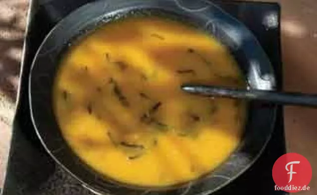 Leichte und erfrischende gekühlte Karottensuppe