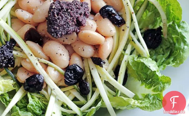 Butterbohnen, schwarze Oliven und Zucchini
