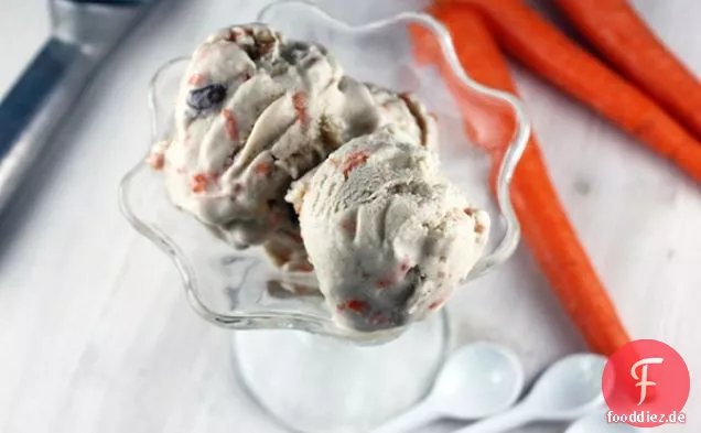 Karottenkuchen-Eis mit kandierten Pekannüssen