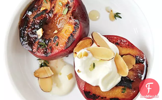 Honig glasierte Pflaumen mit Mandeln und Crème Fraîche