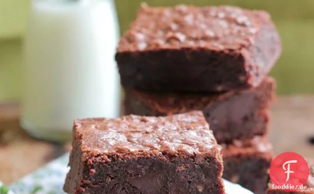 Eine Schüssel Hausgemachte Schokolade Chunk und Toffee Chip Brownies