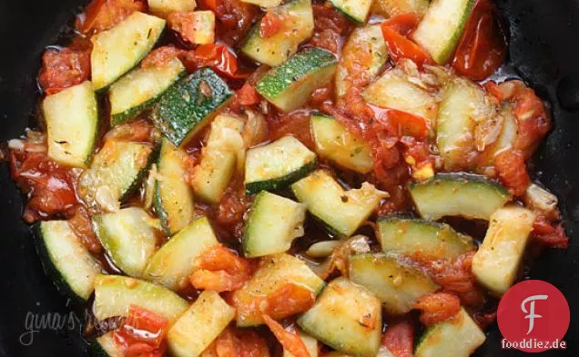 Sautierte Zucchini Mit Pflaumen Tomaten