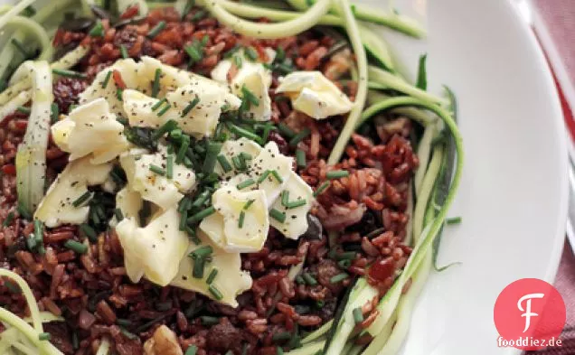 Brie-Käse, roter Reis und Spaghetti-Zucchini