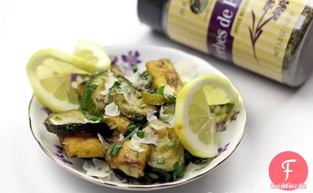 Zucchini Mit Parmesan Und Croutons