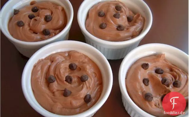 Reichhaltiges und cremiges veganes Minze-Schokoladenmousse