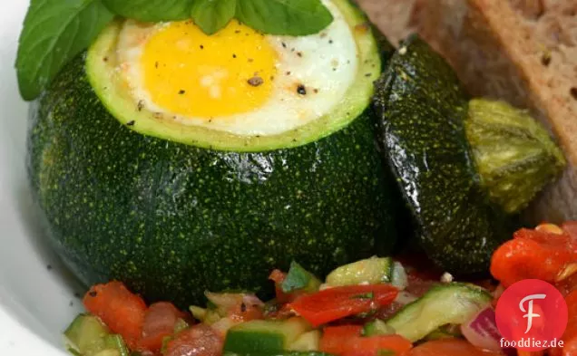 Acht-Ball-Zucchini mit Eiern innen gebacken