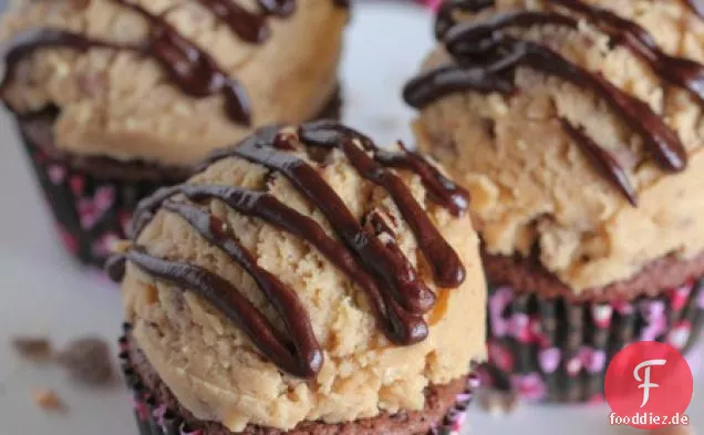 HAUSGEMACHTE SCHOKOLADEN-CUPCAKES MIT ERDNUSSBUTTER-TOFFEE-CHIP-KEKSTEIG-ZUCKERGUSS