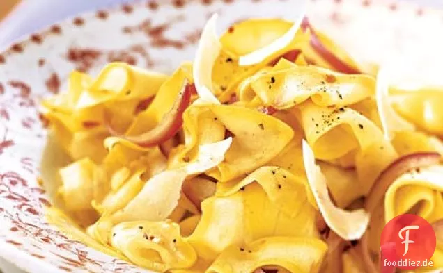 Gelb Squash Bänder mit Roten Zwiebeln und Parmesan