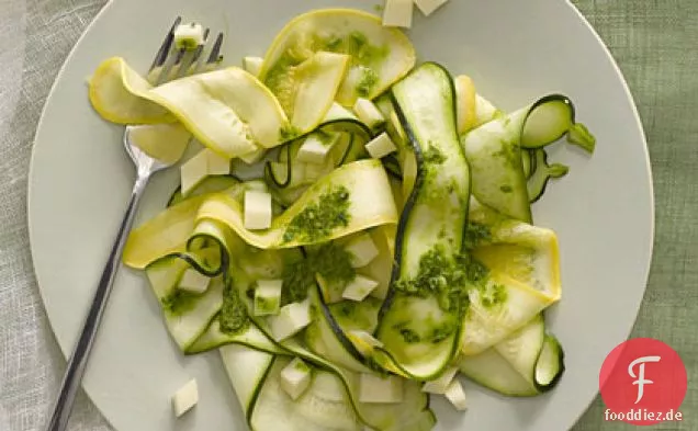 Marinierte Zucchini und gelber Kürbissalat